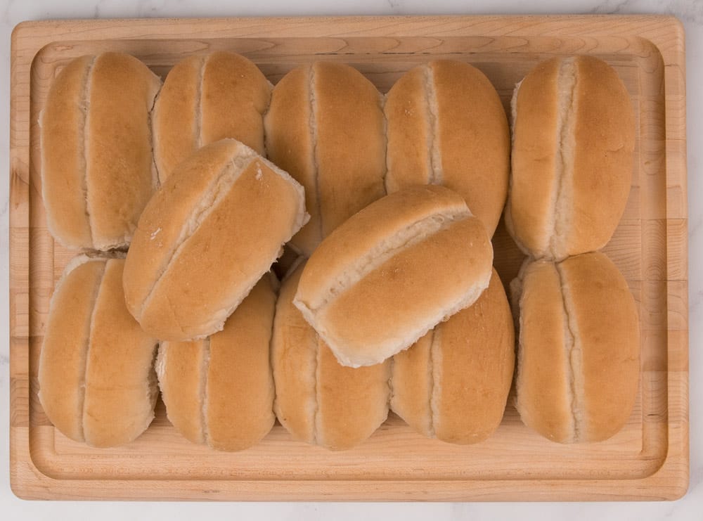 pain à salade sur une planche de bois