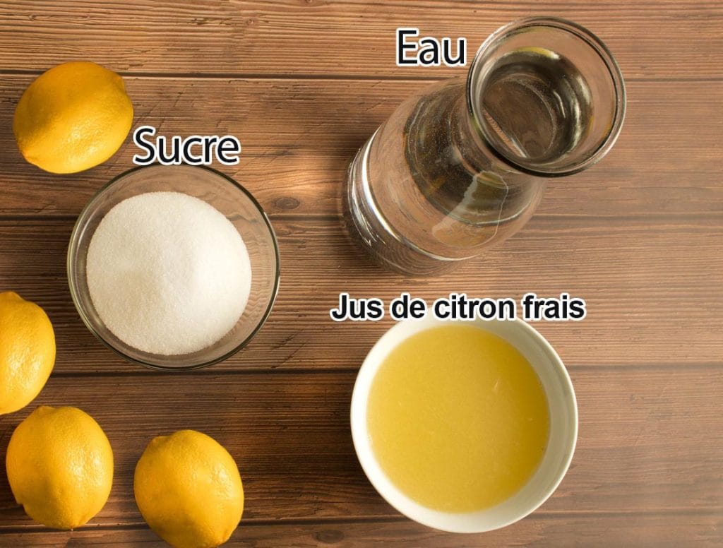 Eau, jus de citrons frais et sucre dans des contenants pour faire la limonade maison