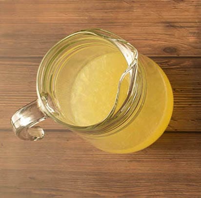 Pichet avec le sirop sirop simple et le jus de citron