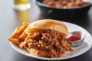 Viande à Sloppy Joe servi sur pain hamburger accompagné de pommes de terre frites
