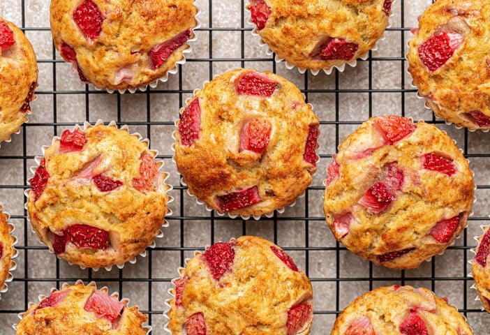 Muffins aux fraises sortis du four et sur une grille