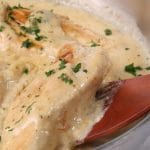 Poitrines de poulet dans sauce onctueuse au cheddar et au brocoli dans une poêle