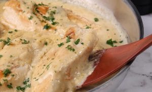 Poitrines de poulet dans sauce onctueuse au cheddar et au brocoli dans une poêle