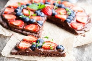 Pizza au chocolat avec une croûte chocolatée et la garniture de votre choix.