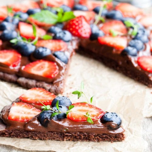 Pizza au chocolat avec une croûte chocolatée et la garniture de votre choix.