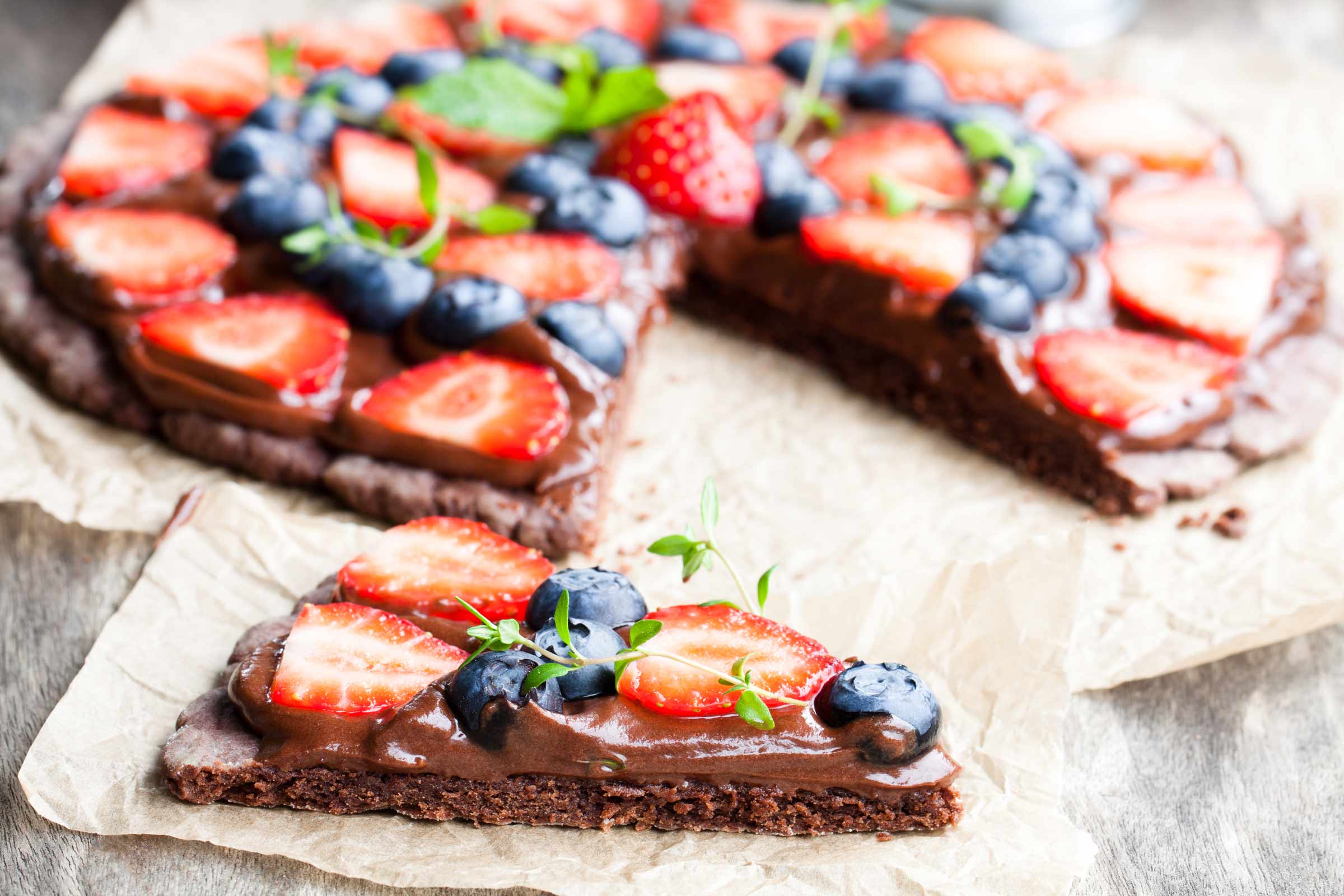 Pizza au chocolat avec une croûte chocolatée et la garniture de votre choix.