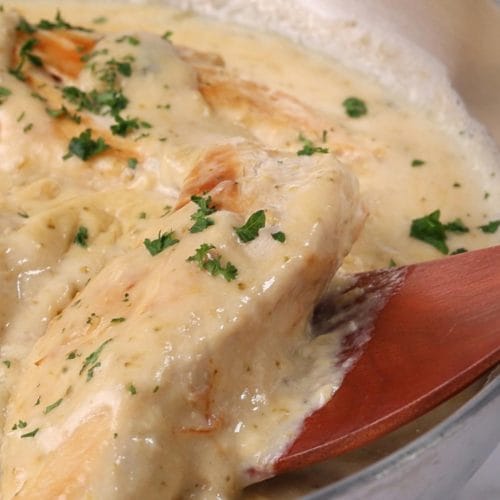 Poitrines de poulet à la sauce cheddar et à la crème de brocoli dans une poêle