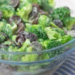 Bouquets de brocoli et raisins en salade dans un grand bol de service