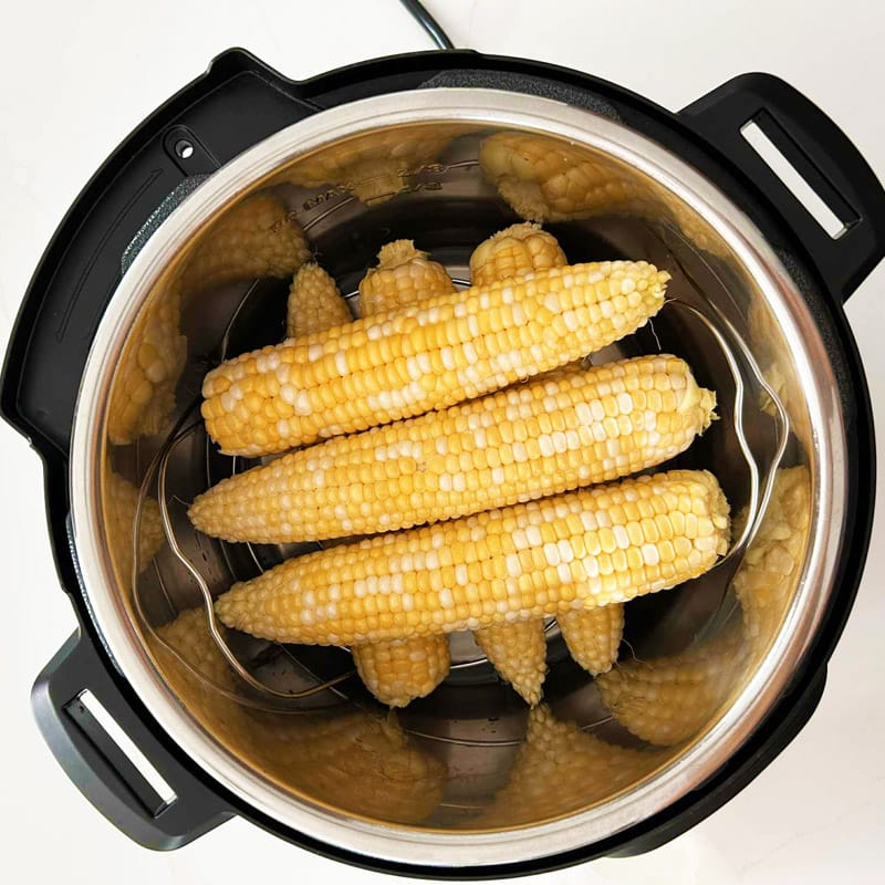 Les épis de maïs sont placés sur la grille dans l'Instant Pot