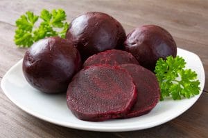 Betteraves entières et en tranches qui ont été cuites à l'autocuiseur Instant Pot