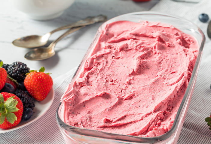 Dessert glacée fait de fraises et de fromage à la crème.