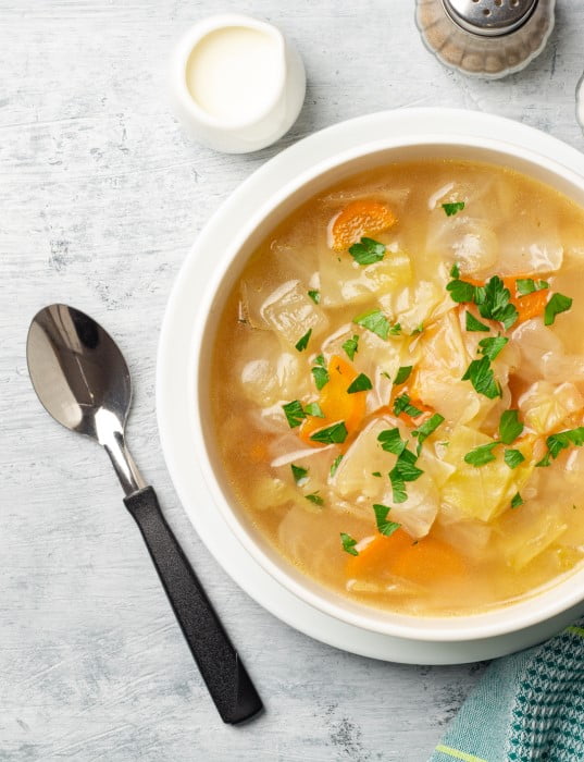 Soupe au chou avec carottes et bouillon de poulet servie dans un bol de soupe