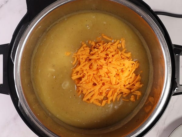 Ajout du fromage rape dans la creme de pommes de terre