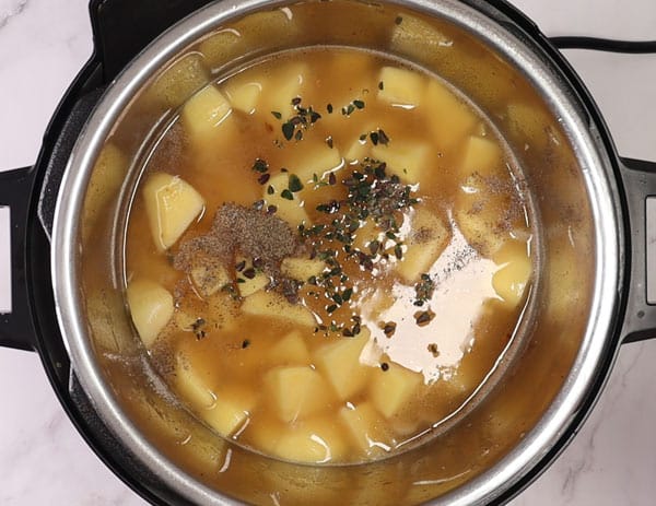 Ajout des cubes de patates et des assaisonnements avant la cuisson