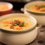 Deux bols de potage crème de pommes de terre qui ont été cuits dans l'Instant Pot