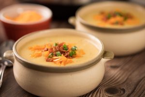 Deux bols de potage crème de pommes de terre qui ont été cuits dans l'Instant Pot