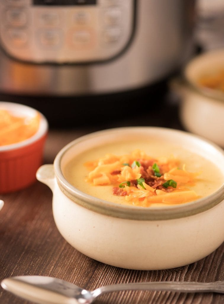 Bol de soupe avec fromage et bacon cuit à l'Instant Pot