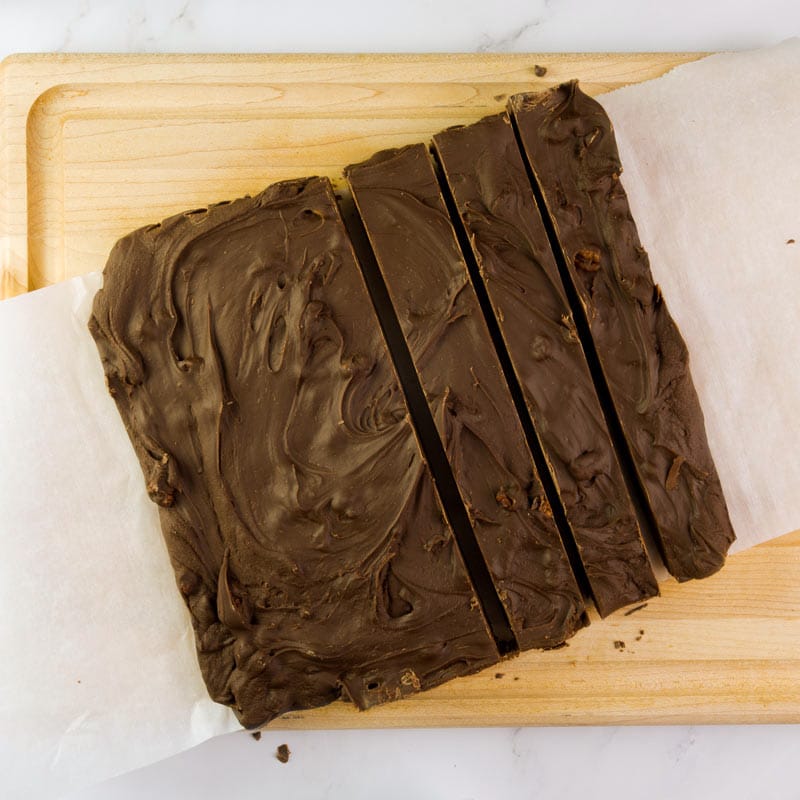 Le fudge durci après la réfrigération et la découpe en carrés