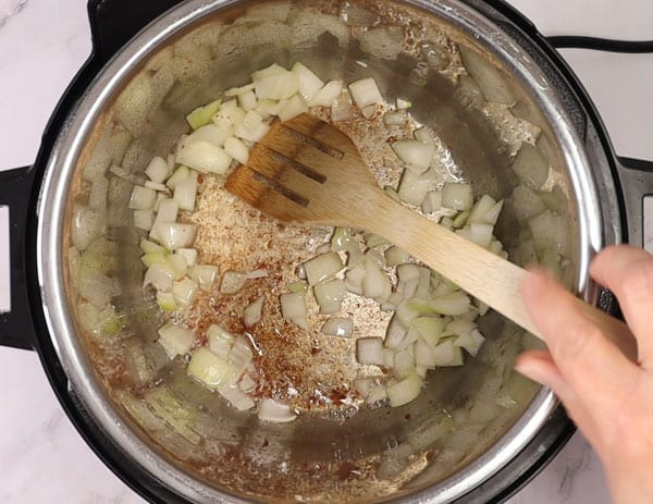 Faire sauter oignon dans la cuve de l'Instant pot