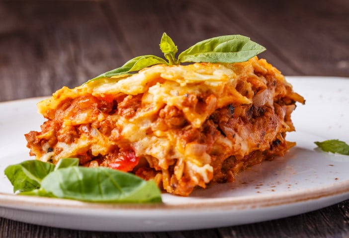 Carré de lasagne à la viande et à la Ricotta sur une assiette