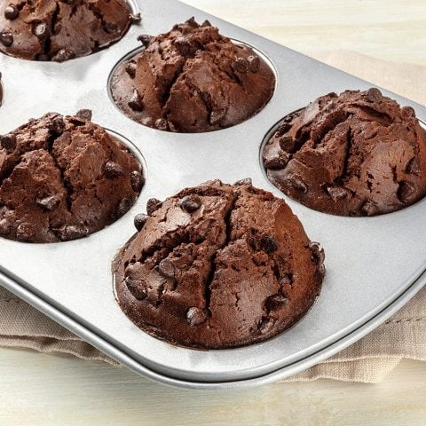 Muffins au chocolat avec pépites de chocolat tout simplement divins. Recette à essayer !