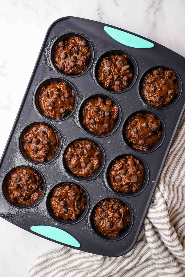 Moules à muffins avec pâte à muffins double chocolat
