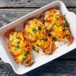 Poitrine de poulet assaisonnée nappée de salsa, le tout gratiné avec du fromage cheddar.