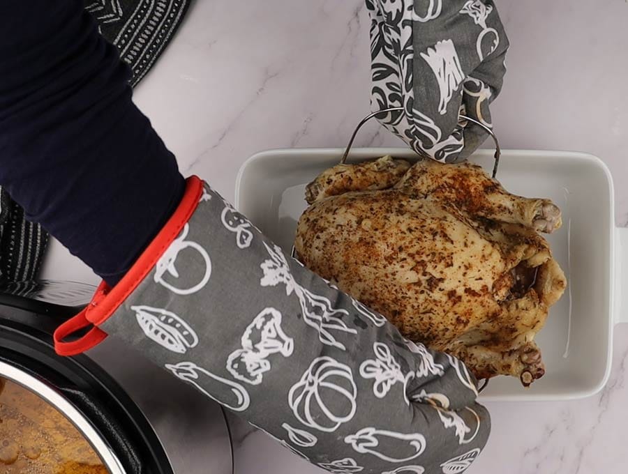 Poulet entier cuit à l’Instant Pot, prêt à être doré au four après la cuisson sous pression