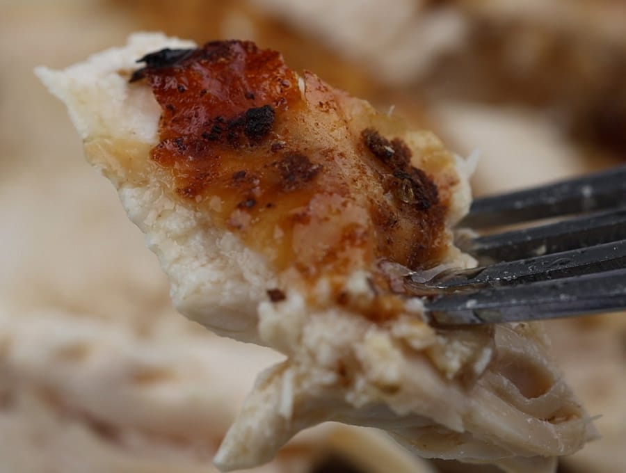 Bouchée de poulet entier cuit à l’Instant Pot, chair blanche tendre et juteuse avec peau dorée