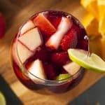 Verre de sangria remplie de fruits frais vue de haut