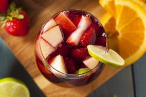 Verre de sangria remplie de fruits frais vue de haut