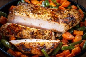 côtelette de porc assaisonnées avec une marinade sèche avec des légumes sur une assiette