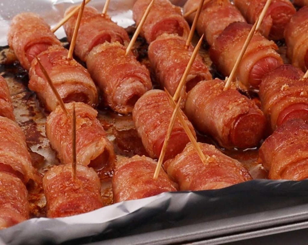 saucisses enrobees de bacon dorees après la cuisson au four