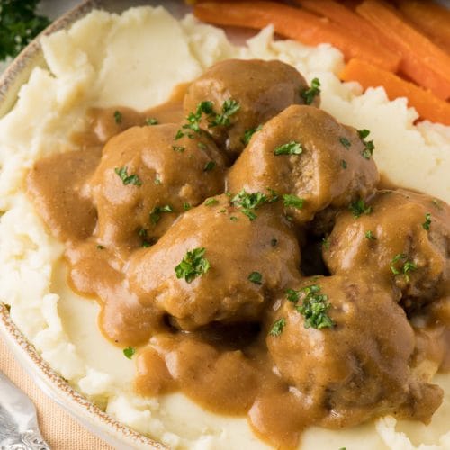 Ragoût de boulettes à l'ancienne servi dans un bol blanc avec du pain