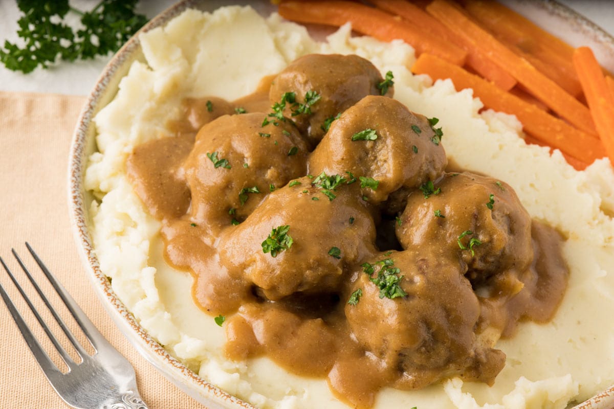 Ragoût de boulettes à l'ancienne servi dans un bol blanc avec du pain