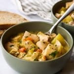 Bol de ragoût de poulet et de légumes cuit à la mijoteuse