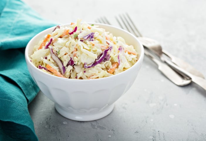 Salade de chou crémeuse servie dans un bol blanc