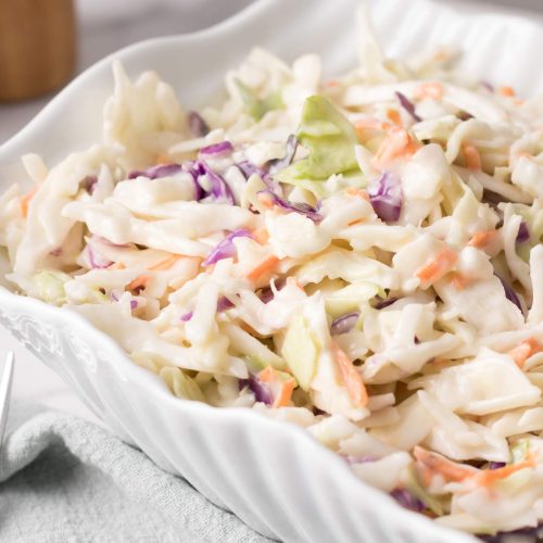Salade de chou crémeuse dans un bol blanc