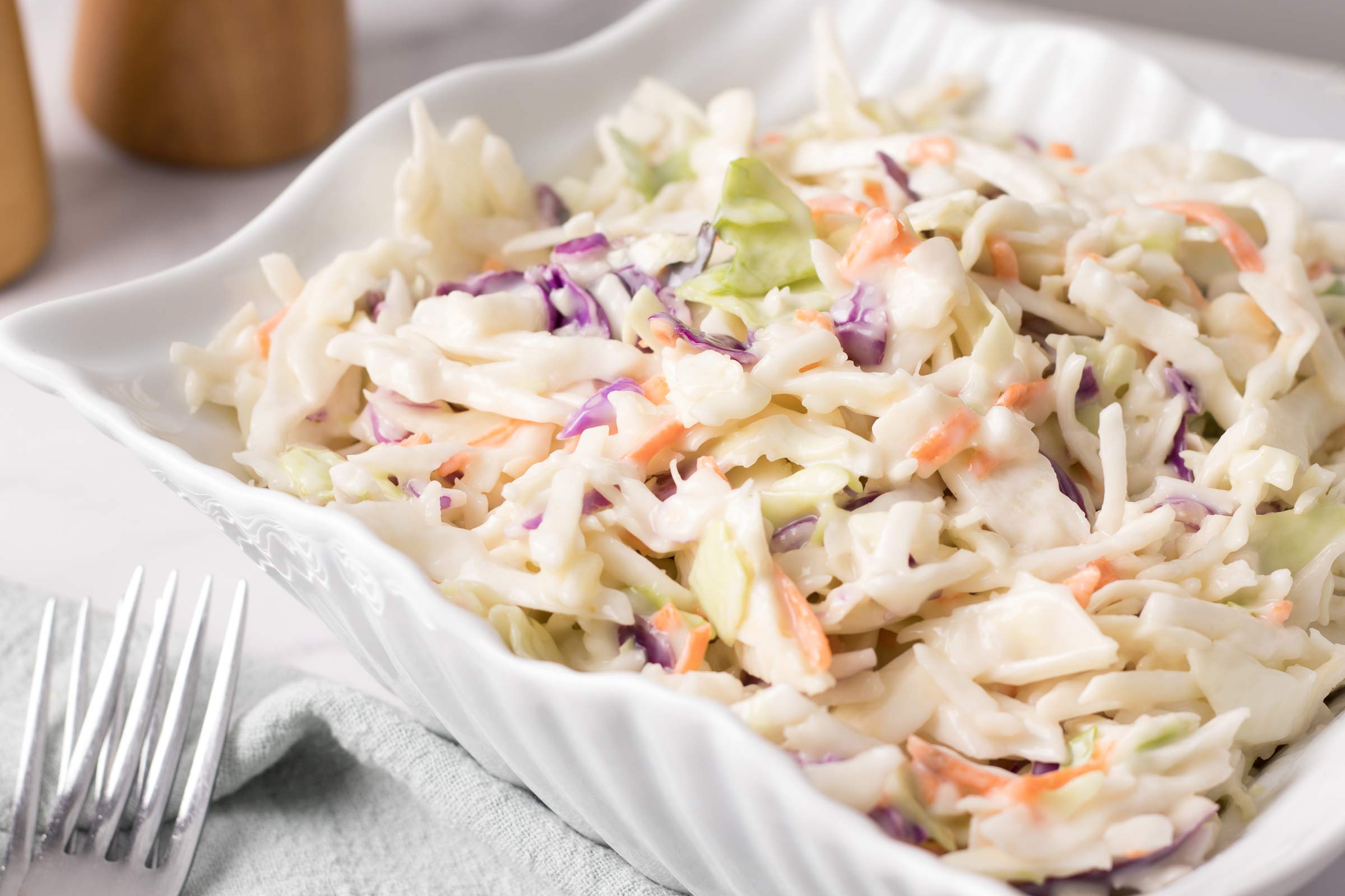 Salade de chou crémeuse dans un bol blanc