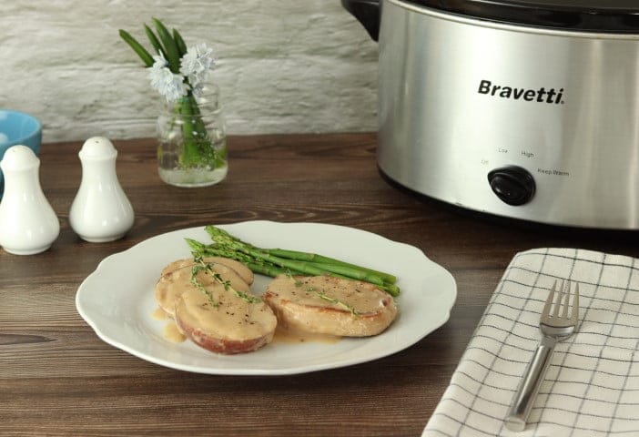 Recette de côtelettes de porc dans une sauce crémeuse aux champignons et aux oignons mijoteuse