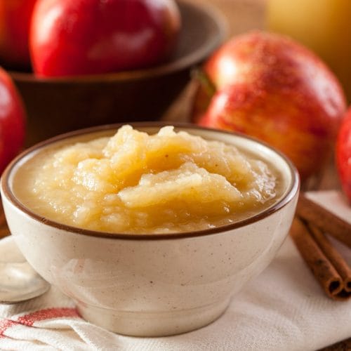Compote de pommes maison après cuisson servie dans un bol