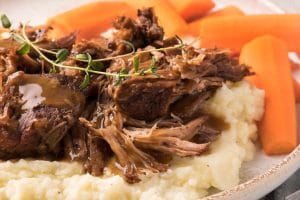 Bœuf effiloché avec sauce brune sur lit de patates pilées