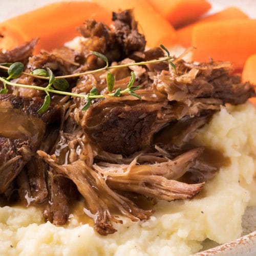 Bœuf effiloché avec sauce brune sur lit de patates pilées