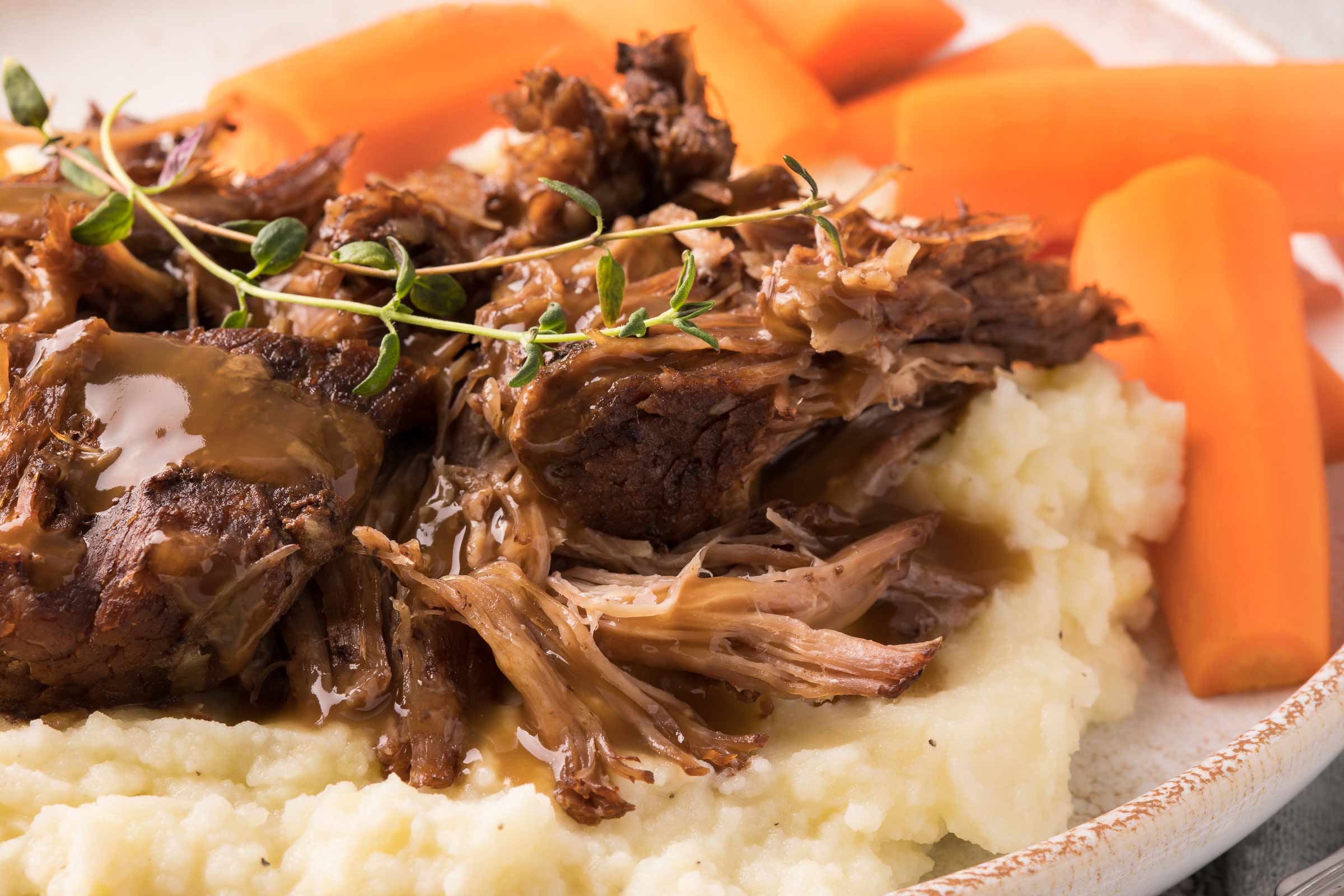 Bœuf effiloché avec sauce brune sur lit de patates pilées