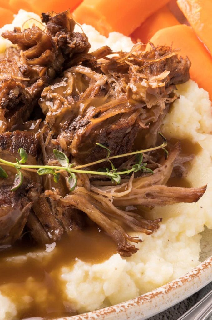 rôti de palette avec sauce au jus, purée de pommes de terre et carotte