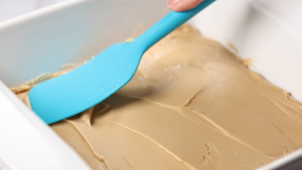 On étend le sucre à la crème dans le moule avec une spatule pour bien lisser