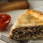 Pâté à la viande aussi appelé tourtière traditionnel et fait maison au porc et au veau