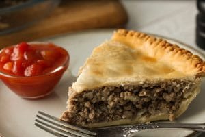 Pâté à la viande aussi appelé tourtière traditionnel et fait maison au porc et au veau