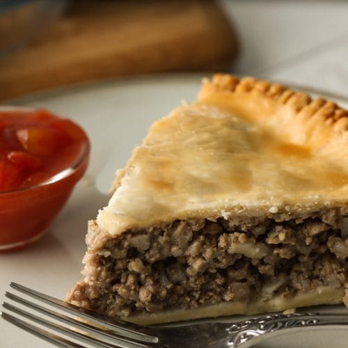 Pâté à la viande aussi appelé tourtière traditionnel et fait maison au porc et au veau