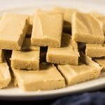 Carrés de sucre à la crème maison dans une assiette blanche.